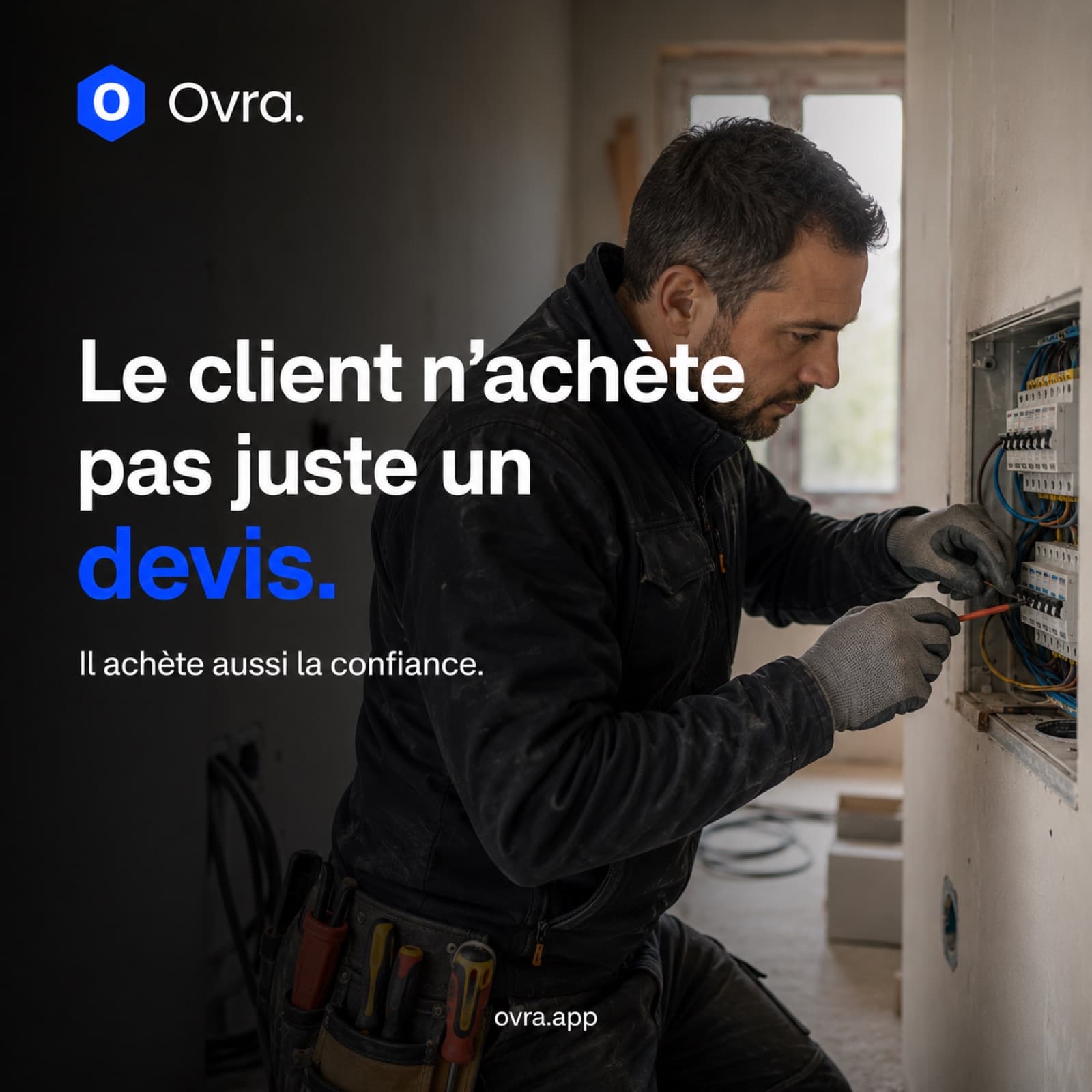 Électricien présentant ses prestations sur un site internet professionnel